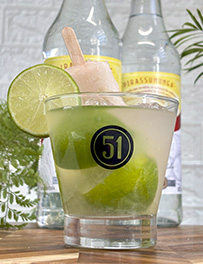 Drink com água de coco e picolé de limão